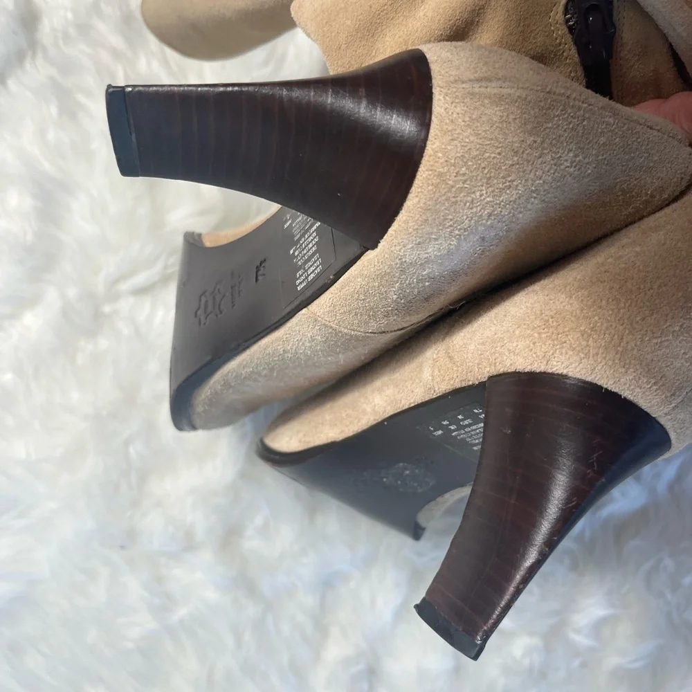 KENNETH COLE POINTED TOE PULL ON SUEDE BOOTS TAN COLOR SIZE 71/2 - Picture 10 of 14